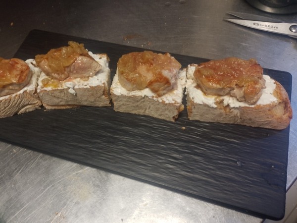 Tosta de solomillo con queso roquefort