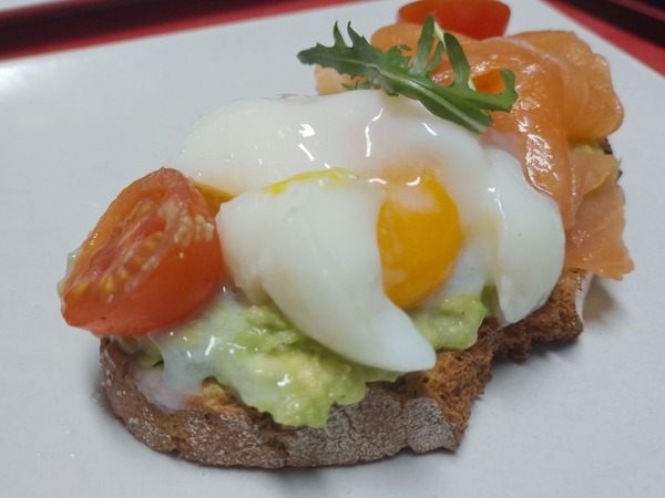 Tosta de guacamole con salmón ahumado 