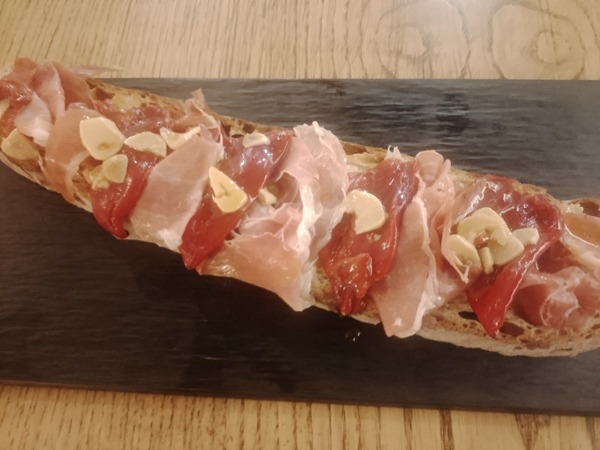 Tosta de pimientos confitados con jamón serrano