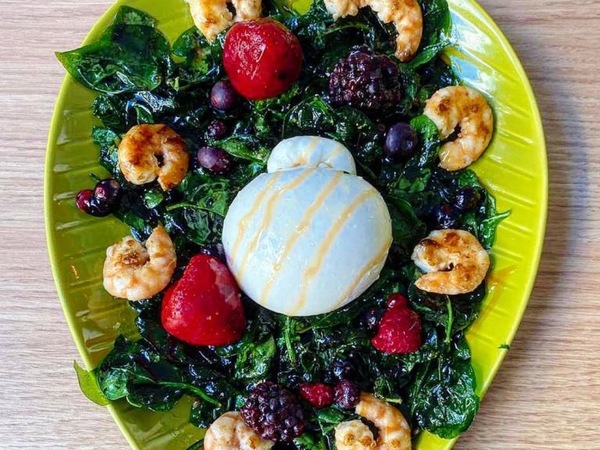 Ensalada de espinaca crujiente, Burrata, frutos rojos y langostinos