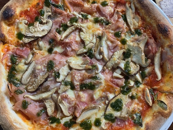 Pizza prosciutto funghi