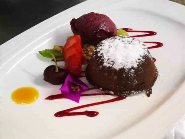 Volcán de chocolate acompañado de helado del día