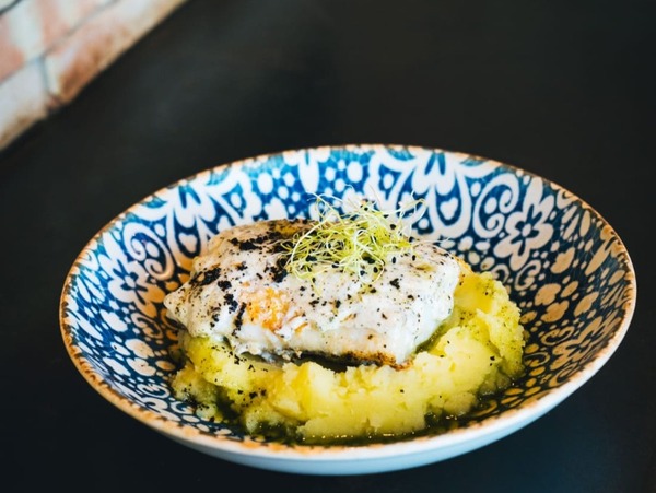 Bacalao sobre puré de patatas y graten de mayotrufa