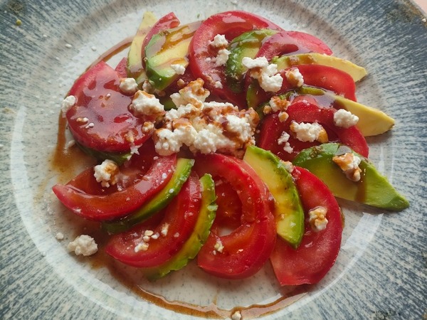 Ensalada de tomate, aguacate y queso feta