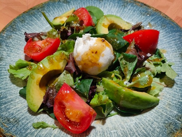 Ensalada de brotes y aguacate, burrata y crema Doña Pepa