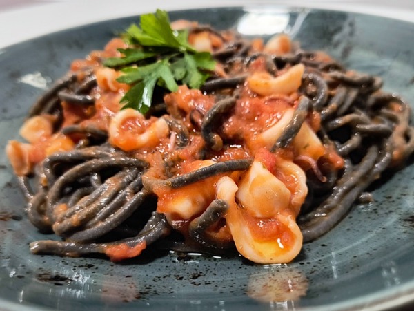 SPAGHETTI  NERI  AL RAGU DI POLIPO CALAMARI SEPPIA E OLIVE TAGIASCHE(no se sirve queso con esta pasta)
