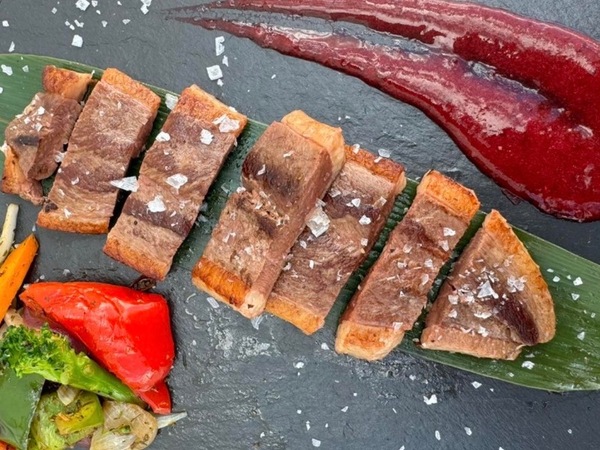 Tataki de magret de pato a la brasa 