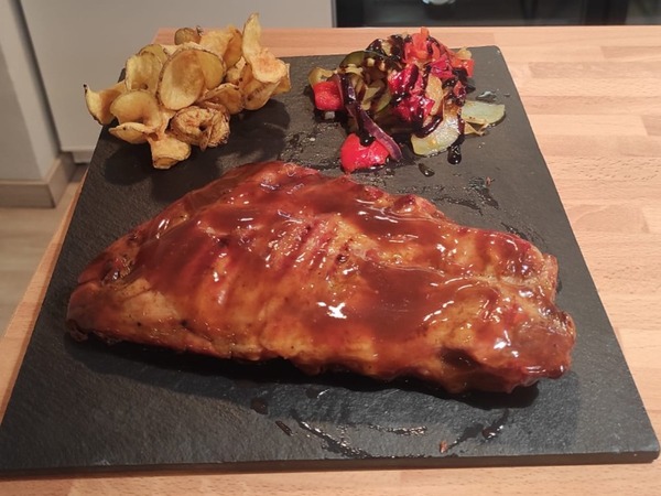 Costillar de cerdo braseado a baja temperatura con salsa BBQ Jack Daniels