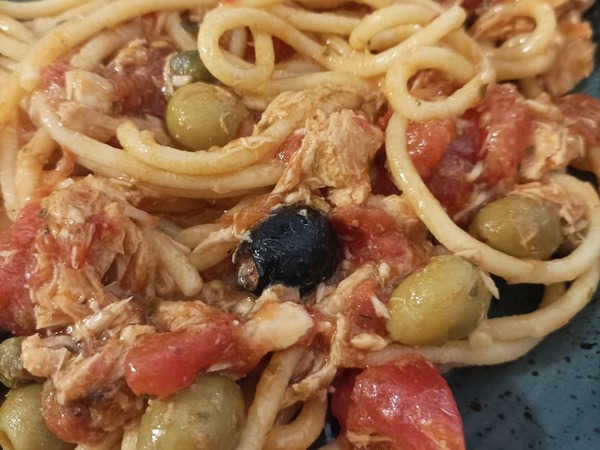 SPAGHETTI  AL BONITO DEL NORTE CON SALSA MEDITERRANEA(no se sive queso con este plato)