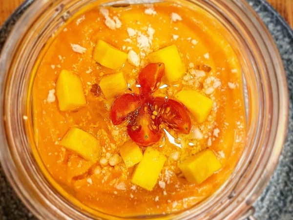 Salmorejo de mango con queso de cabra