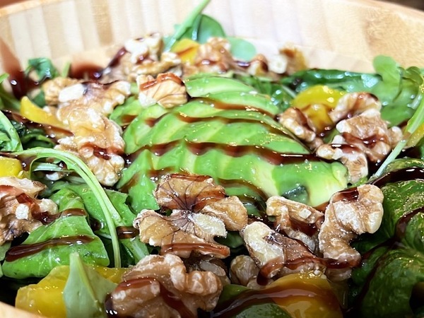 Ensalada de espinaca, aguacate, mango, recula y nueces