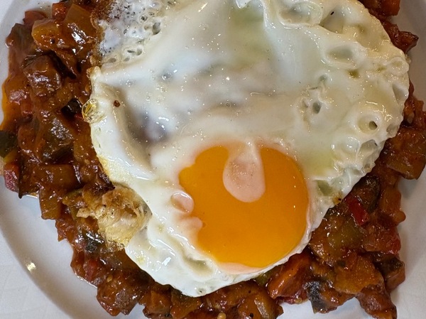 Pisto de verduras con huevo frito 