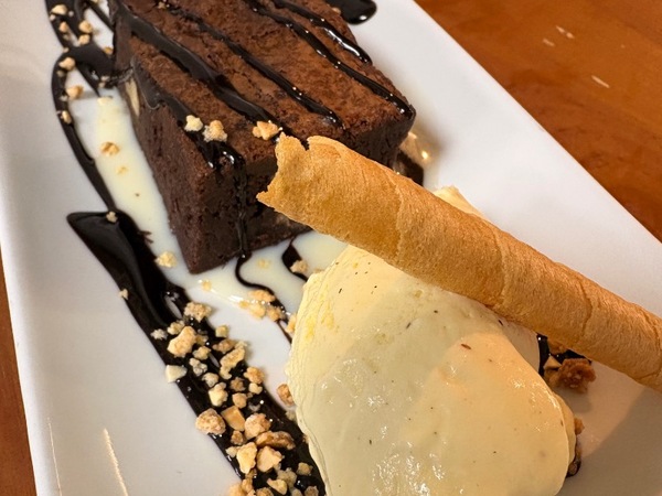 Brownie de chocolate con helado de vainilla y sopita de chocolate blanco 