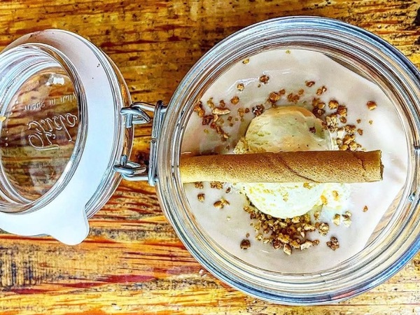 Crema de galleta con helado  y almendritas 