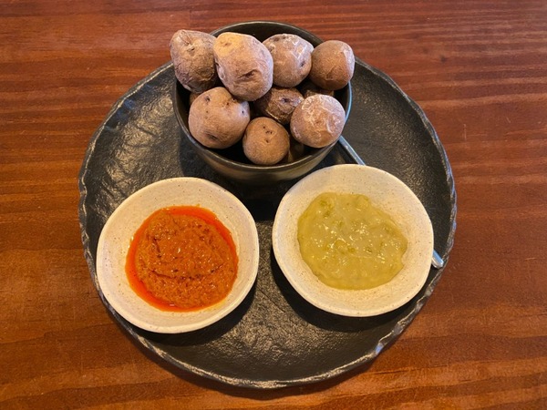 Papas Bonitas de Tenerife con Mojo Picón y Mojo verde