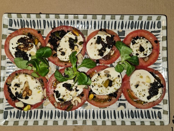 TOMATE ALIÑADO CON MOZARELLA
