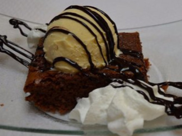 BROWNIE CON HELADO