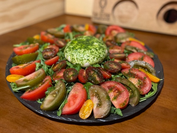 Burrata de première qualité avec différentes tomates et roquette 