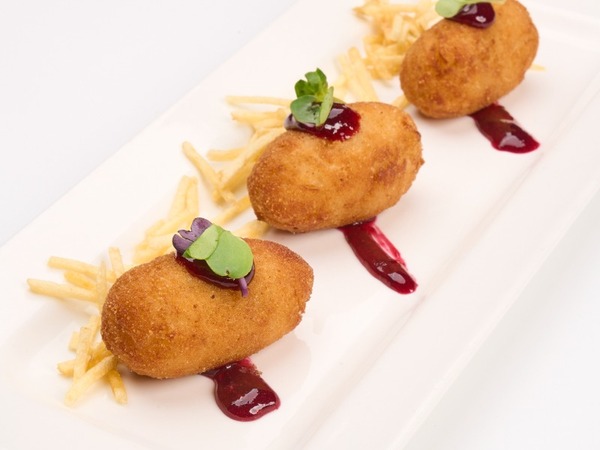 CROQUETA CREMOSA DE QUESO DE CABRA CON CEBOLLA CARAMELIZADA