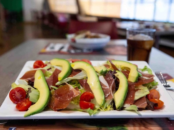 Aguacate y jamón