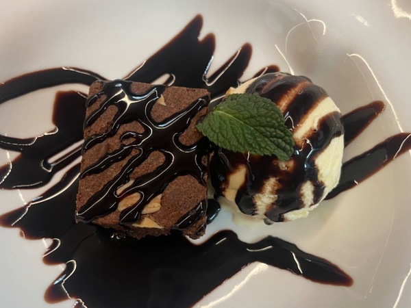 Brownie de chocolate con helado de vainilla.