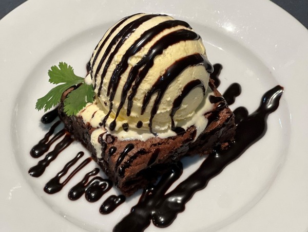 Brownie de chocolate con helado de vainilla.