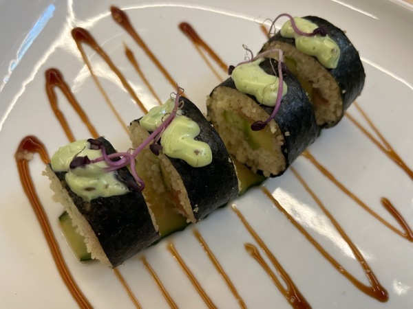Maki roll de salmón, aguacate y cous cous con alioli de wakame