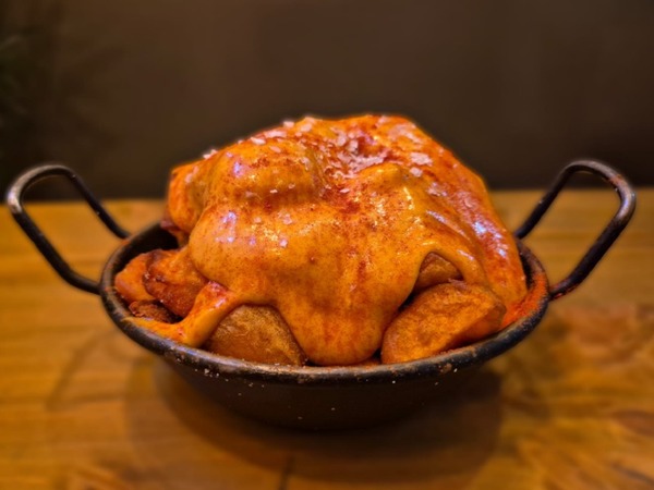 Braves amb allioli de xili picant i mel