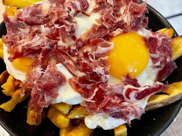 Ous estrellats amb pernil ibèric