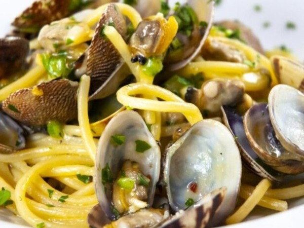 SPAGHETTI ALLE VONGOLE (le fromage n'est pas servi avec ce plat)