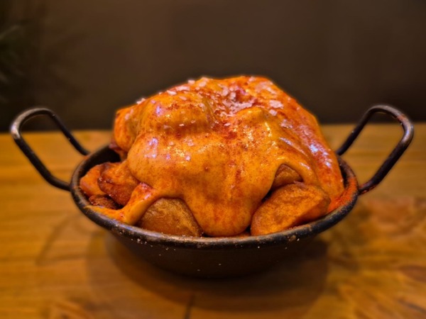 Bravas con allioli de chili picante y miel