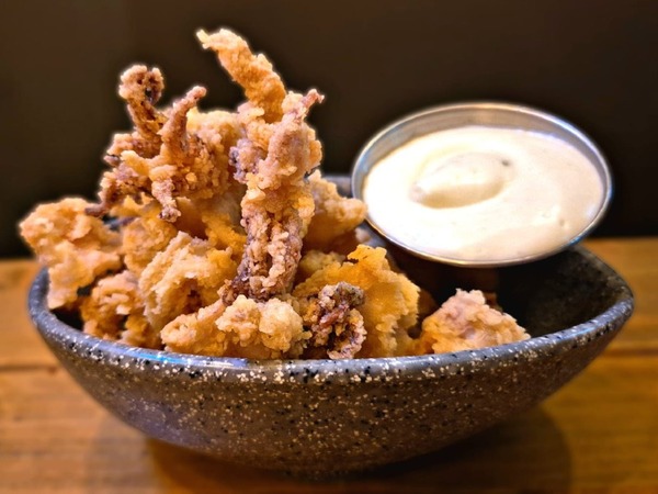 Calamares a la andaluza con mayonesa de lima y cilantro