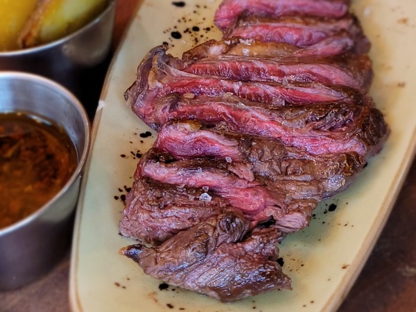 Entraña de ternera con chimichurri