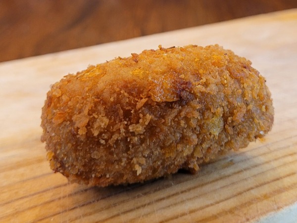 Queso de cabra con cebolla caramelizada y nueces