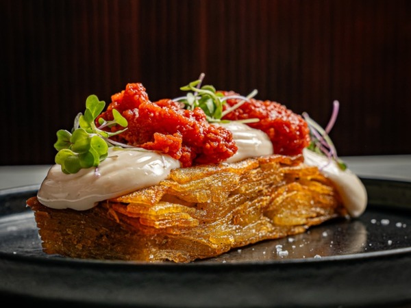 Mil hojas de patata con salsa brava y alioli