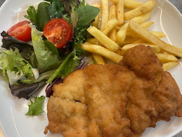 Filete de pollo empanado + patatas fritas