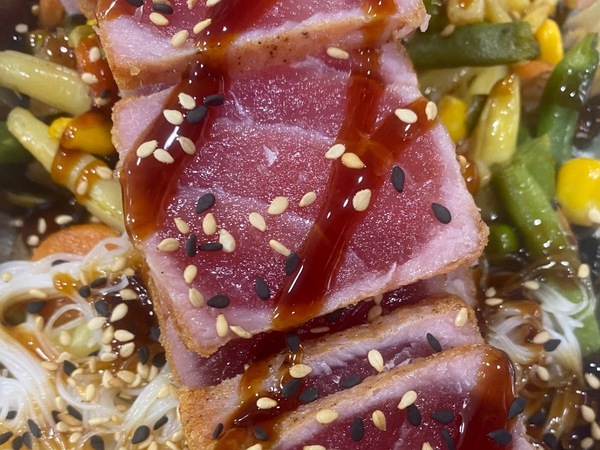 Tataki de tonyina amb fideus d'arròs i verduretes