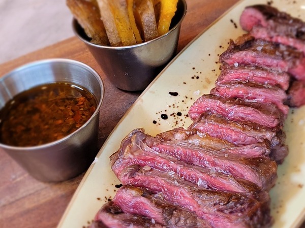 Skirt beef steak with chimichurri 