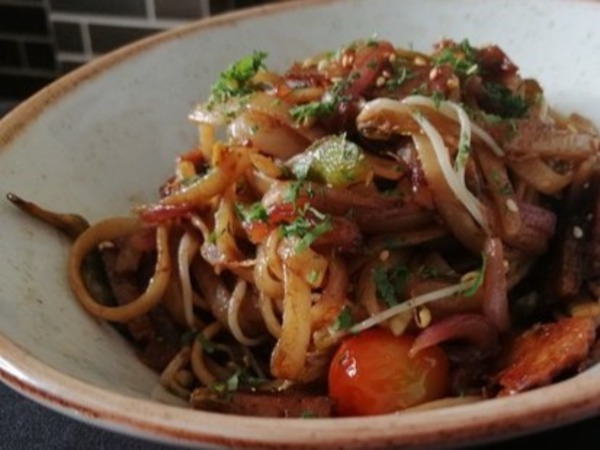 TALLARIN SALTADO VEGETARIANO