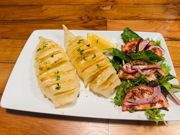 Calamar a la plancha con salsa Marabù.