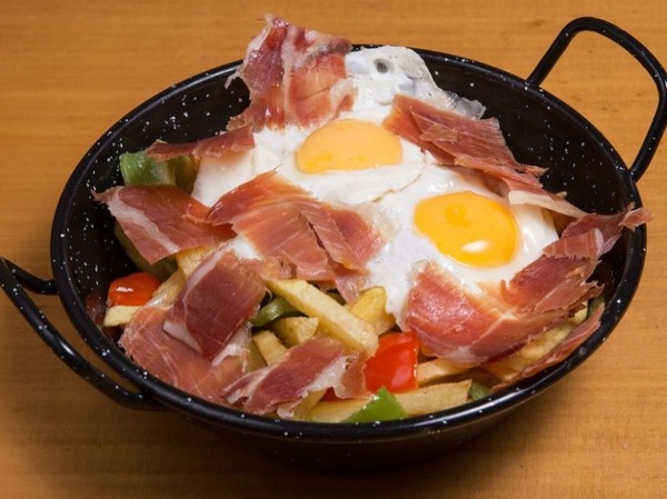 Cazuela de huevos rotos con Jamón ibérico