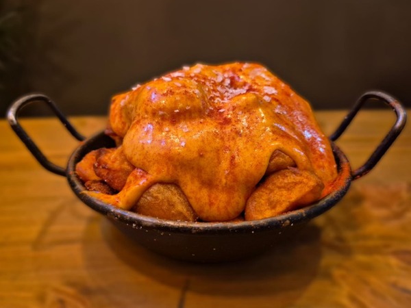 Bravas sauce aïoli, chili piquant et miel