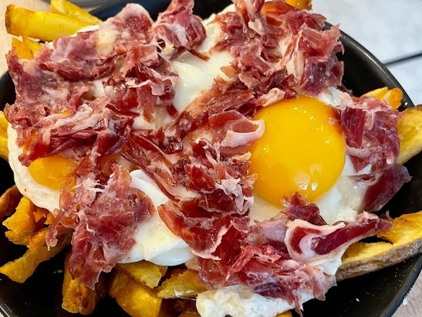 Oeufs au plat, frites et jambon ibérique 