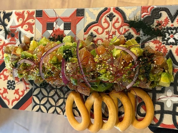Sardina fumada, alvocat i tàrtar de tomàquet