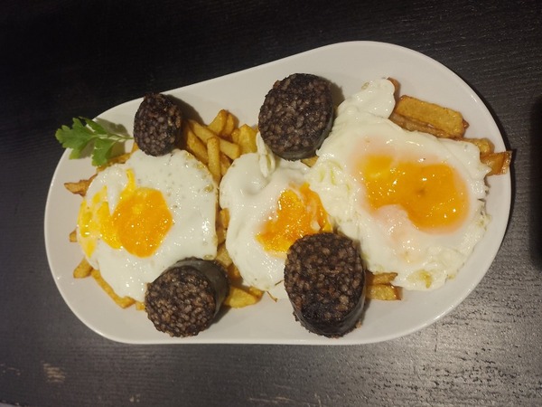  Huevos fritos con morcilla