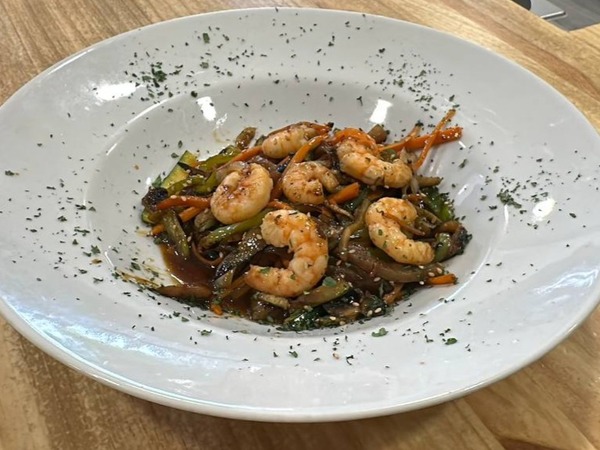 Wok con langostinos