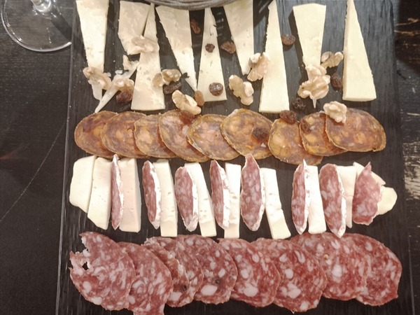 Tabla de quesos y embutidos