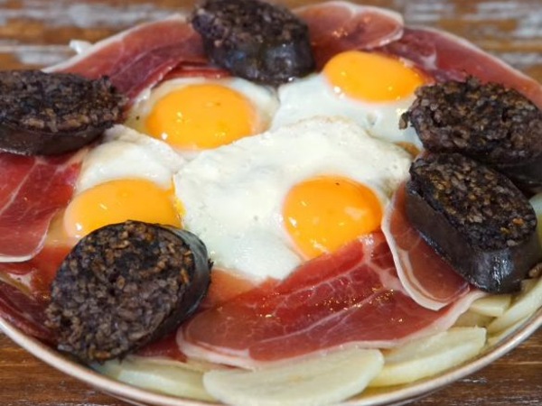 Huevos Rotos con Morcilla 