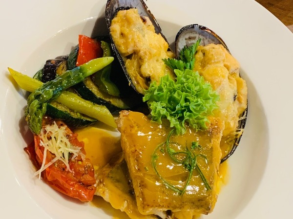 Merluza con Chupe de Mariscos a la Parmesana
