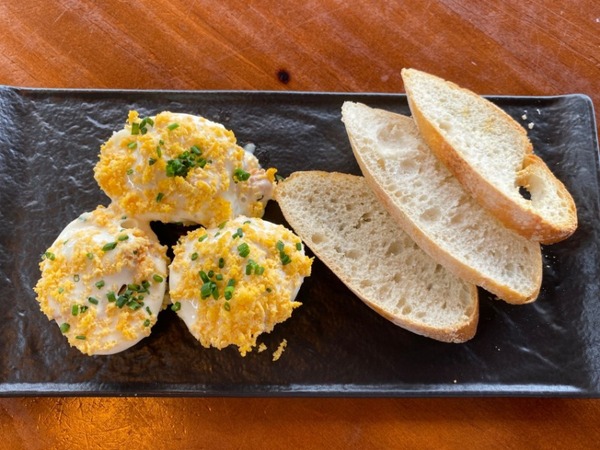 Huevos rellenos con tostas